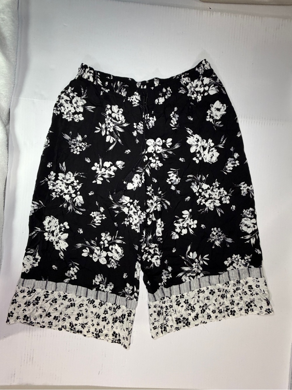 Simply Vera Vera Wang Black and White Floral Wide-Leg Bermudas